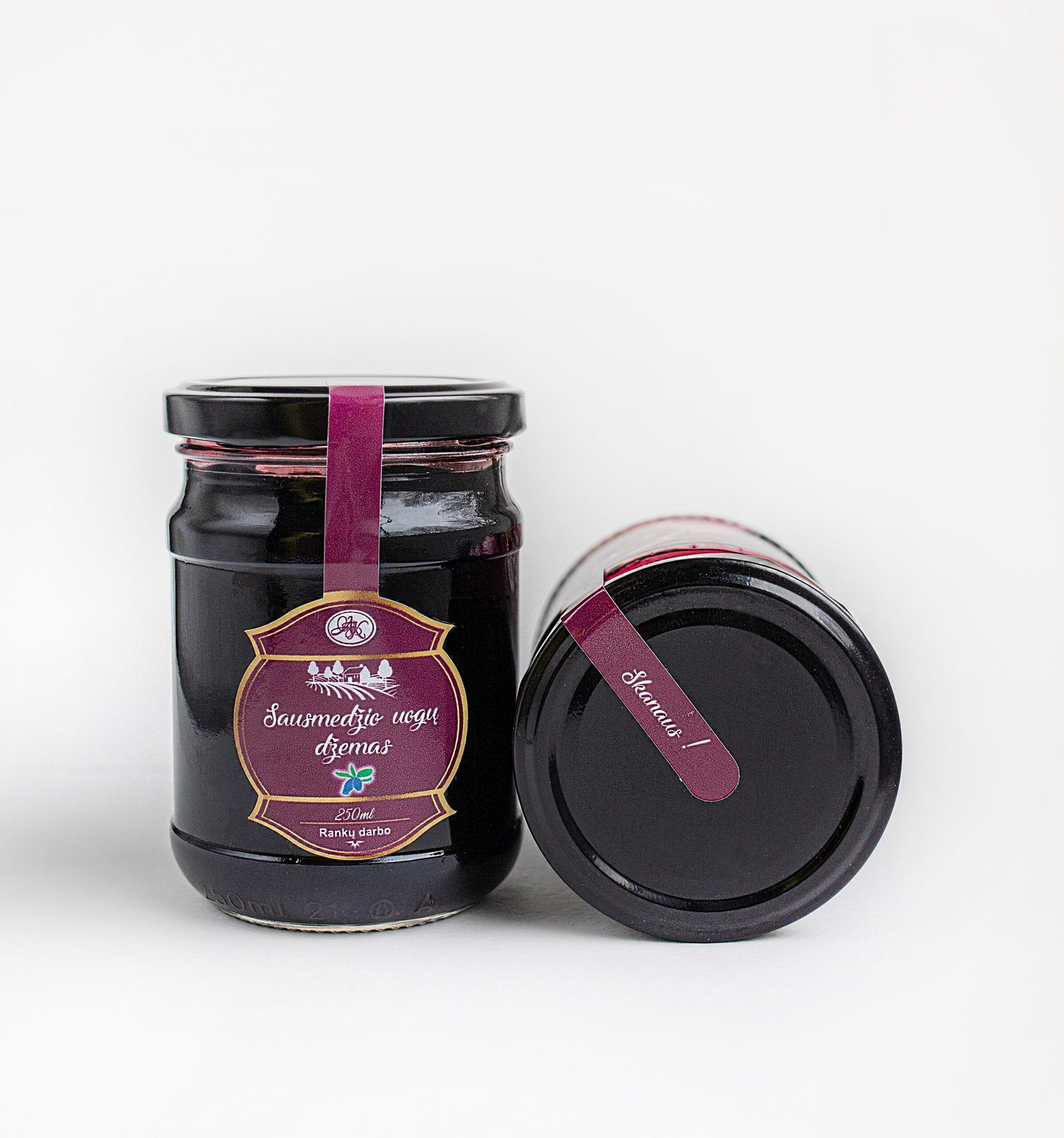 Džemas iš sausmedžio uogų rankų darbo, užaugintų uogų mūsų ūkyje. Džemas yra, tirštos, vientisos masės. Džemą galite skanauti, kaip pagardą su sūriais, ant mėsos, košių, blynelių, naudoti konditerijoje, desertams.