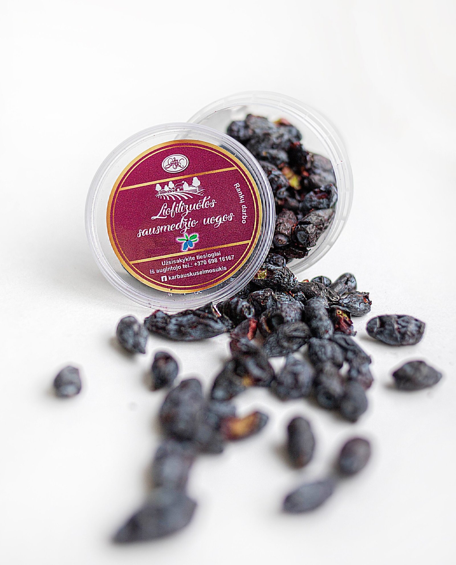 Sausmedžio liofilizuotos uogos yra džiovintos šaltyje. Uogos išsaugo savo maistinę vertę. Sausmedžio uogose gausu vitamino C, geležies, tai natūralus antioksidantas.