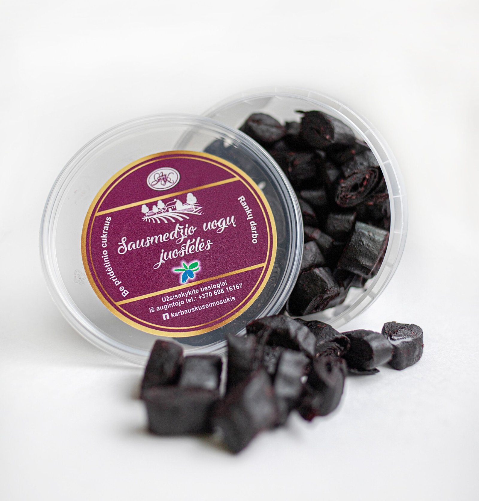 Iš mūsų ūkio išaugintų uogų, rankų darbo džiovintos sausmedžio uogų juostelės. Be pridėtinio cukraus, skanus, sveikuoliškas užkandukas, labai mėgstamas vaikų. Skonis maloni rūgštelė.